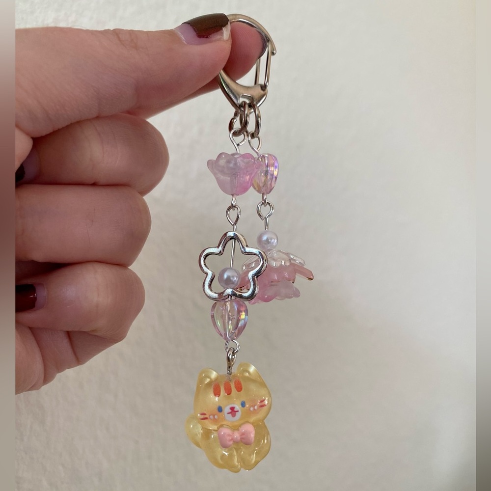 Kitty with bow tie keychain